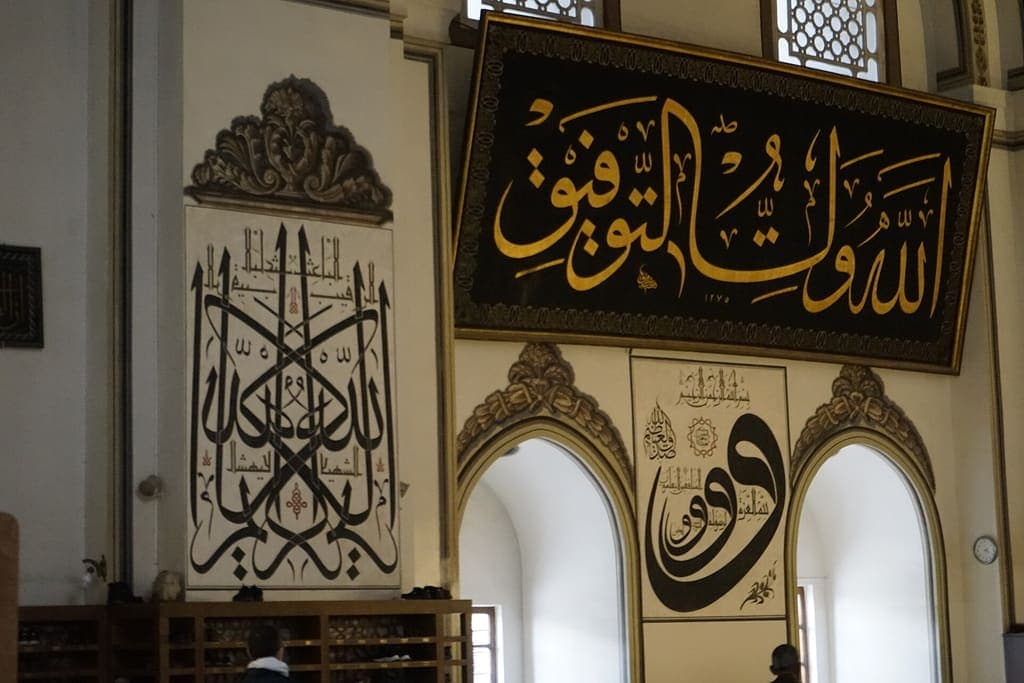 Bursa Ulu Cami'nin duvarında büyük hat levhaları ve vav harfi